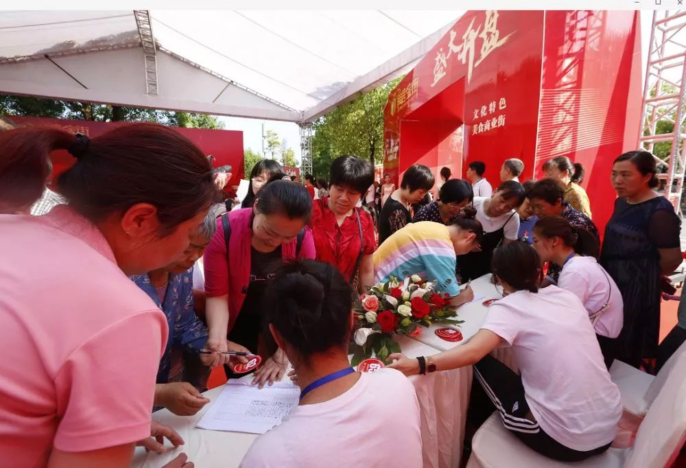 大事件！昨天，江南新區黃金地段的一條特色美食商業街盛大開盤，現場火爆！